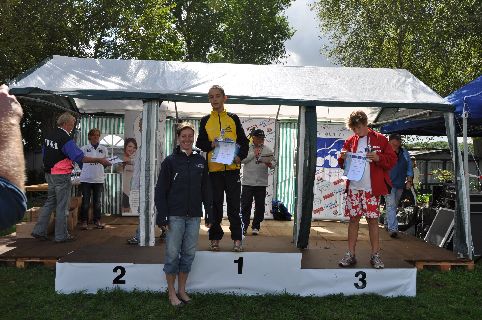 Larissa vor dem Start Siegerehrung mit DTU Präsidentin Claudia Wisser