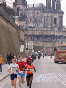 romantische Kulisse, eine exotische Frau an jeder Hand und Dominik denkt an... Sebastian! romantische Kulisse, eine exotische Frau an jeder Hand und Dominik denkt an... Sebastian!