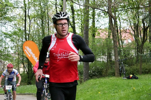 Rico im Ziel, mit einer schweren Entscheidung: Wurst oder Bier - was nehme ich zuerst