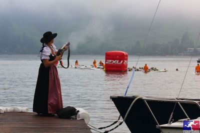 die freundliche Bäuerin von nebenan feuert mit der Bazooka aus der Unterhand ein kleines und gut vernehmbares Startschüsschen ab ...