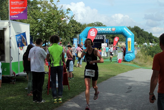 beim Halbmarathondurchgang auf der Jagd nach Franzi Tiex