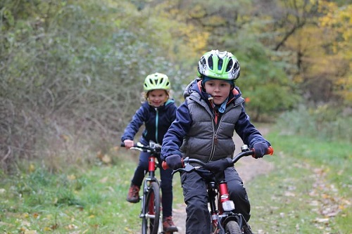 Kinder auf dem Rad