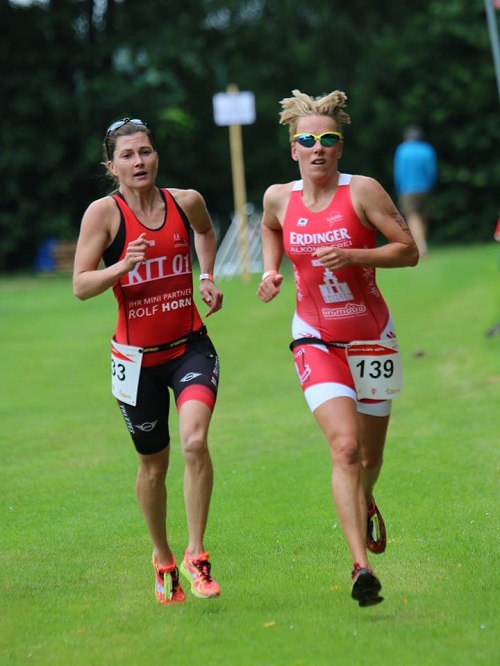 Jana jagt mit cooler Frisur über die Piste