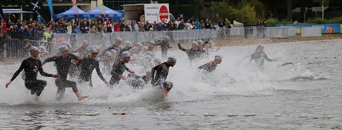 sprudelndes Wasser beim Schwimmstart