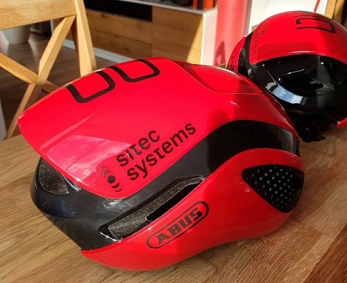 rote Helme auf Tisch