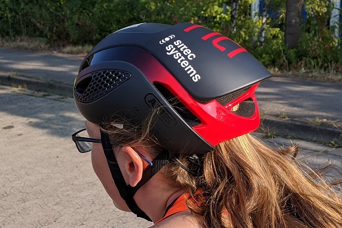 schwarz-roter Helm auf Kopf