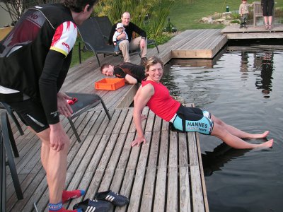 Susi Falk Curt Fast-Regeneration am Pool