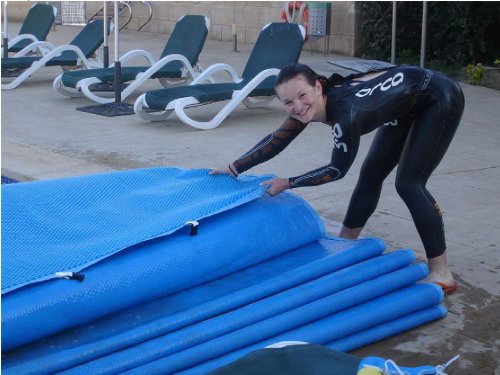 Um im frühmorgendlichen Nebel ins Wasser einzutauchen mussten wir mit aller Kraft die Poolplane vom 25m Becken entfernen, da im Camp noch niemand wach war und die ersten Vögel zwitschern hörte ...