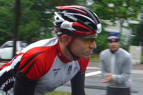 Curt nimmt den Berg mit einem Lächeln