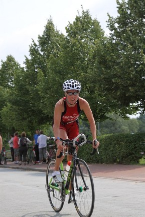 Jana attackiert auf dem Rad