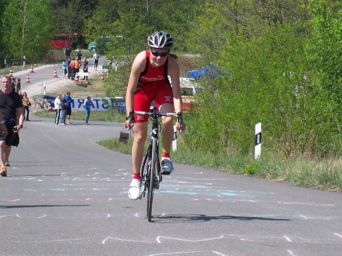 Anna attackiert auf dem Rad
