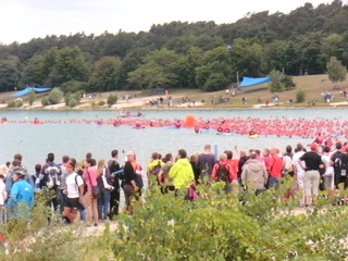 Beim Schwimmstart, Rajko ist der rote Punkt dahinten ;-)