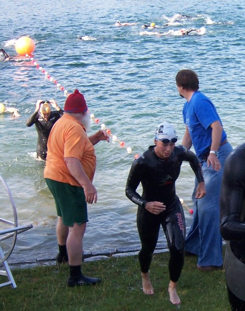 Susi kommt aus dem Wasser