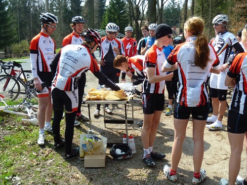 das große Kuchenbuffet - erst die Arbeit, dann der Kuchen