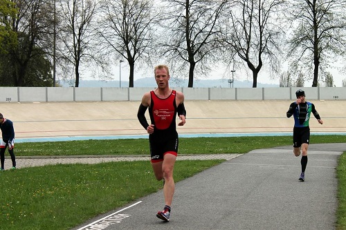 Der Erzähler - höchstpersönlich (ganz in rot)