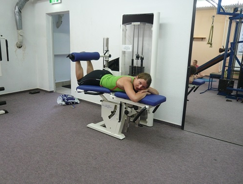 Jana in der Langzeitbeinpressübung