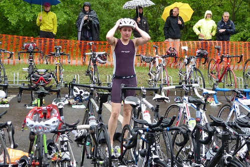 Marie setzt neue Maßstäbe beim Helm aufsetzen