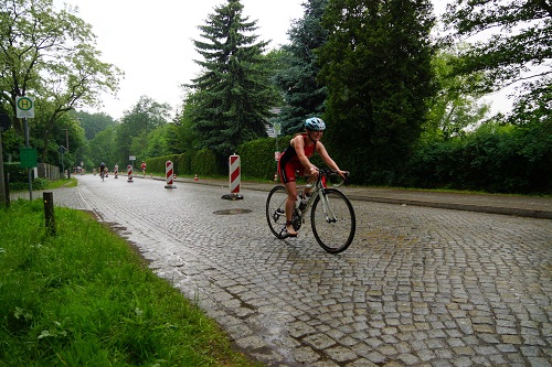 Mara dreht auf dem Rad auf