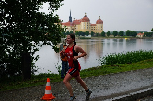 während Mara - immer noch lächelnd - mit den 10km kämpft