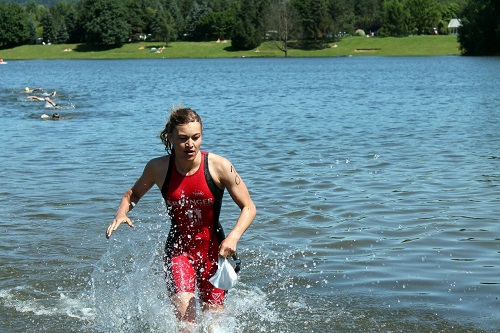Anne kommt aus dem Wasser!