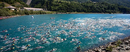 Blaues Wasser, Gelbe und Rosa Häubchen - und ein großes Gemenge zu Beginn des Schwimmstarts