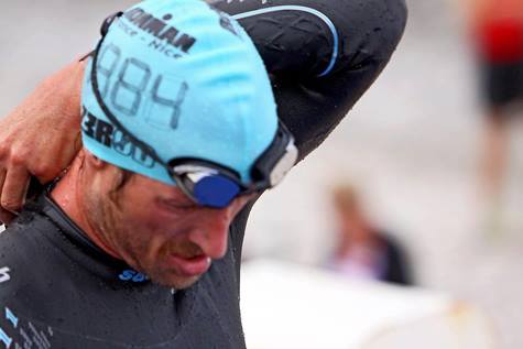 Sven nach 3,86 Km Schwimmen - laufend zur Wechselzone