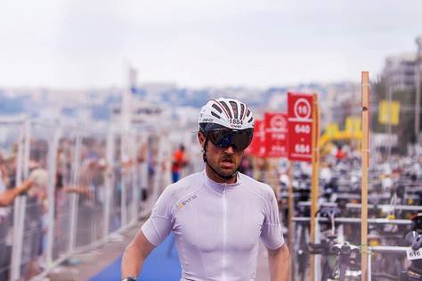 Sven läuft zum Radstart - es warten 180 Km Rad!