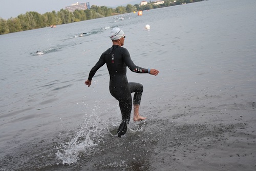 Simone beim Schwimmstart