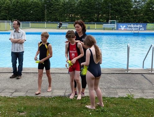 auch den kleinen passt der rot/schwarze Einteiler