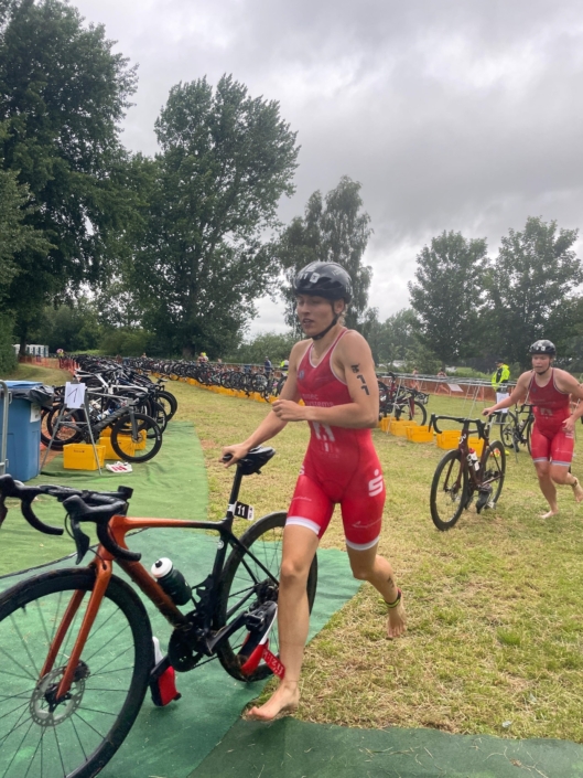 Emily und Sophie erst im Gleichschritt und ...
