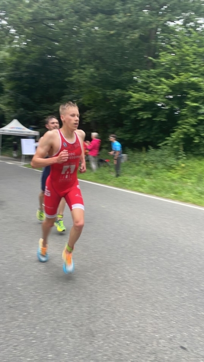 Ole führt zwischenzeitlich das Rennen mit etwas Abstand an, wird dann jedoch durch einen technischen Defekt zurückgeworfen