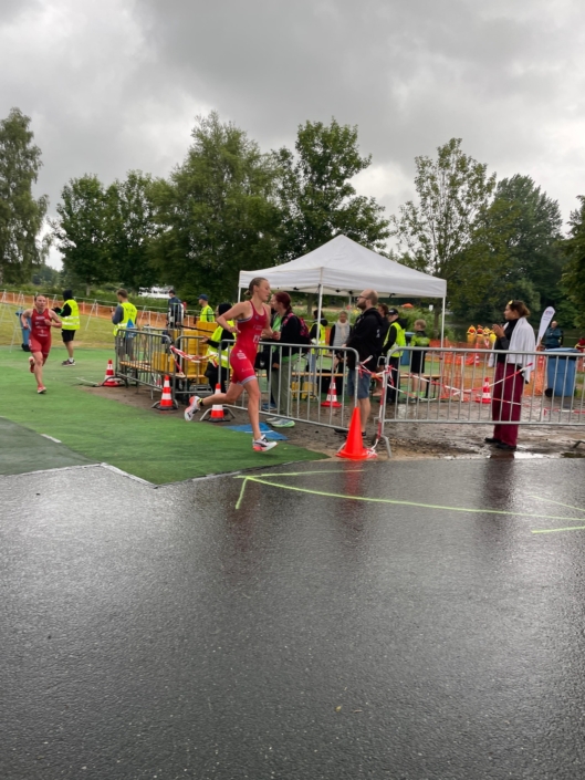 Julia kann sich zuerst noch im Feld behaupten, muss dann das Rennen jedoch verletzungsbedingt vorzeitig beenden